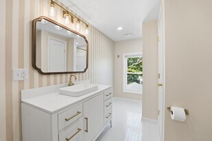 22 Vernon St, Unit Apt#3 in Warren, RI - Building Photo