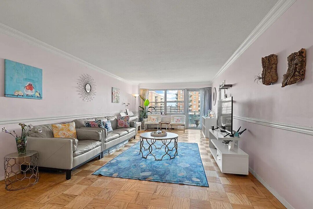 70-31 108th St in Queens, NY - Building Photo