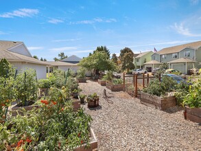 Highland Court Apartments in North Plains, OR - Building Photo - Building Photo