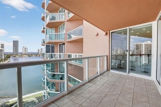 3370 Hidden Bay Dr in Aventura, FL - Foto de edificio - Building Photo