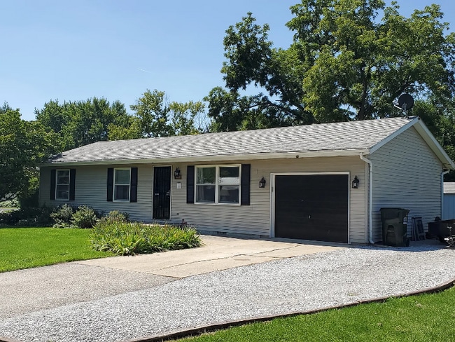 807 S Walnut St in Mahomet, IL - Foto de edificio - Building Photo