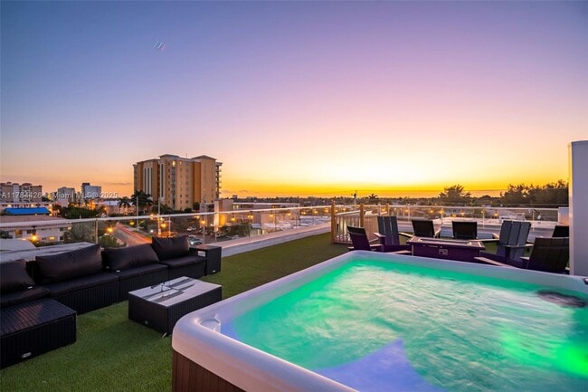 property at 1004 N Riverside Dr