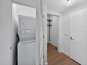 167 N Desplaines St, Unit 1306 in Chicago, IL - Foto de edificio - Building Photo