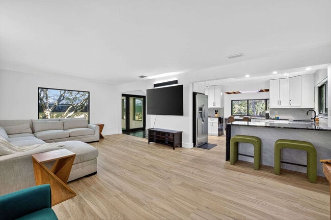 511 S Riverhills Dr in Tampa, FL - Building Photo - Building Photo