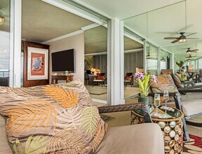 2877 Kalakaua Ave in Honolulu, HI - Building Photo - Building Photo