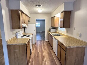 318 Austin Ave in Mary Esther, FL - Foto de edificio - Building Photo