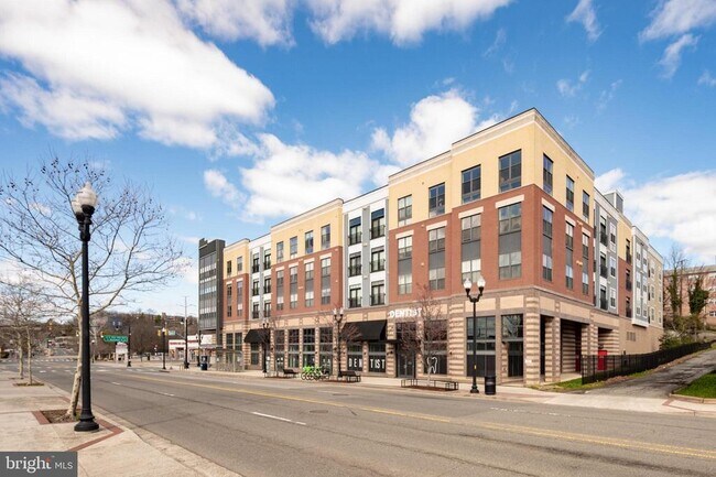 property at 989 S Buchanan St