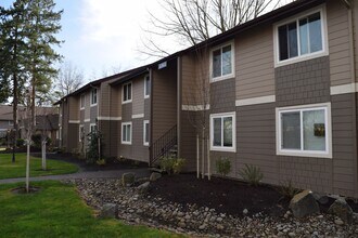 Barclay Square Apartments in Woodburn, OR - Building Photo - Building Photo