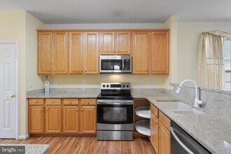 17075 Four Seasons Dr in Montclair, VA - Foto de edificio - Building Photo
