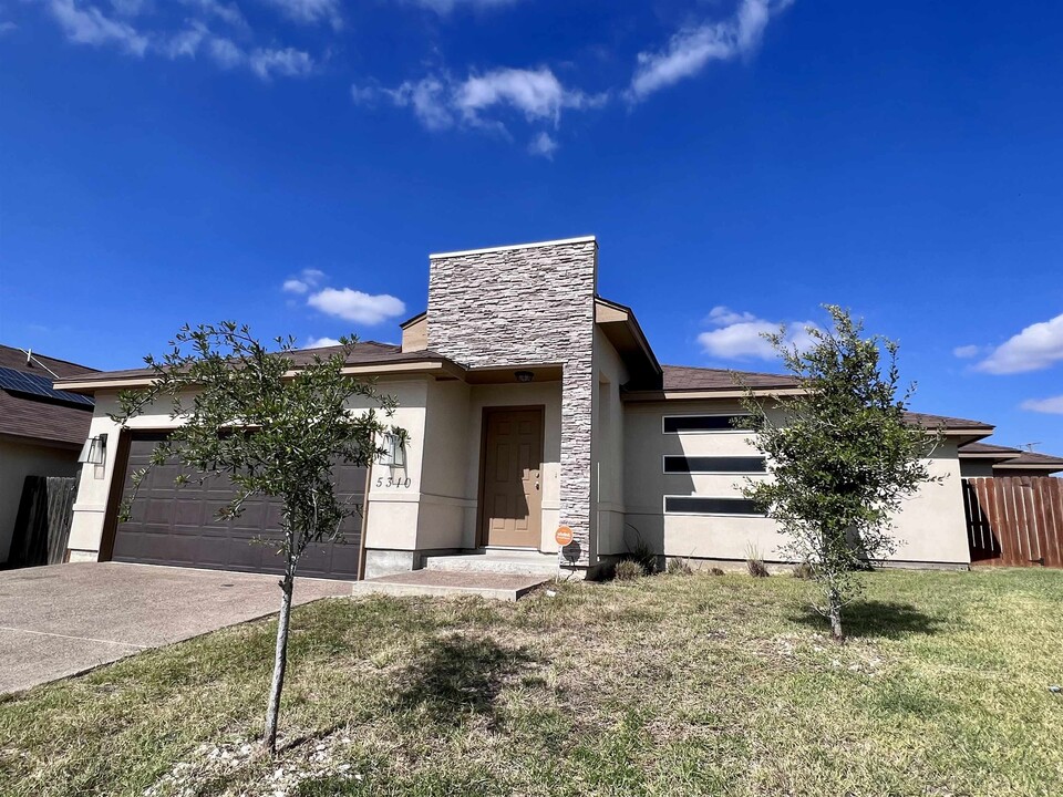 5310 Hacienda Ln in Laredo, TX - Building Photo