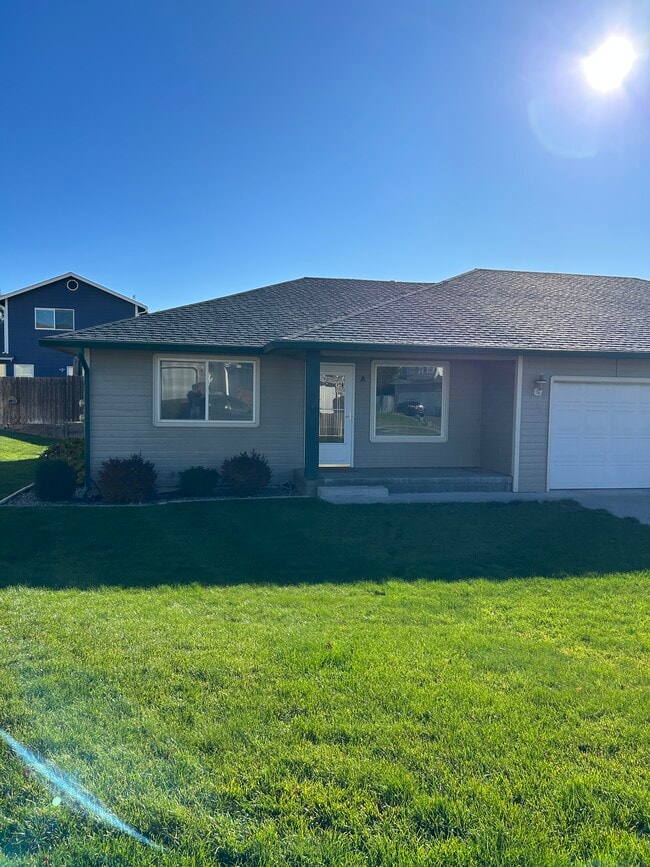 4208A Nola Loop Rd in Yakima, WA - Foto de edificio - Building Photo