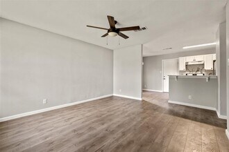 10007 Quail Valley Blvd in Austin, TX - Building Photo - Building Photo