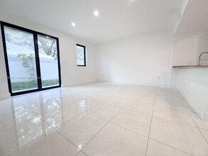 4109 N Oak Pl in Dania Beach, FL - Building Photo - Building Photo