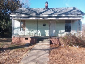 700 Jefferson St in Clinton, SC - Building Photo