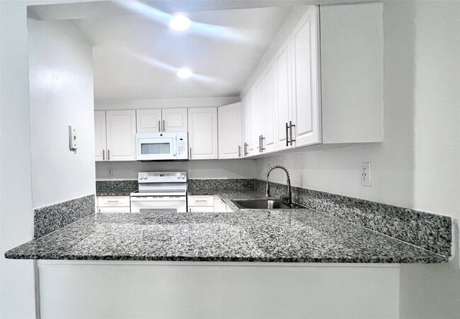 17350 NW 68th Ave in Hialeah, FL - Foto de edificio - Building Photo