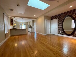 99 H St, Unit 2 in Boston, MA - Foto de edificio - Building Photo