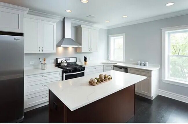 3380 N Milwaukee Ave in Chicago, IL - Building Photo - Building Photo