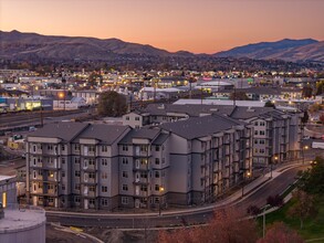 Riverfront Village in Wenatchee, WA - Foto de edificio - Building Photo