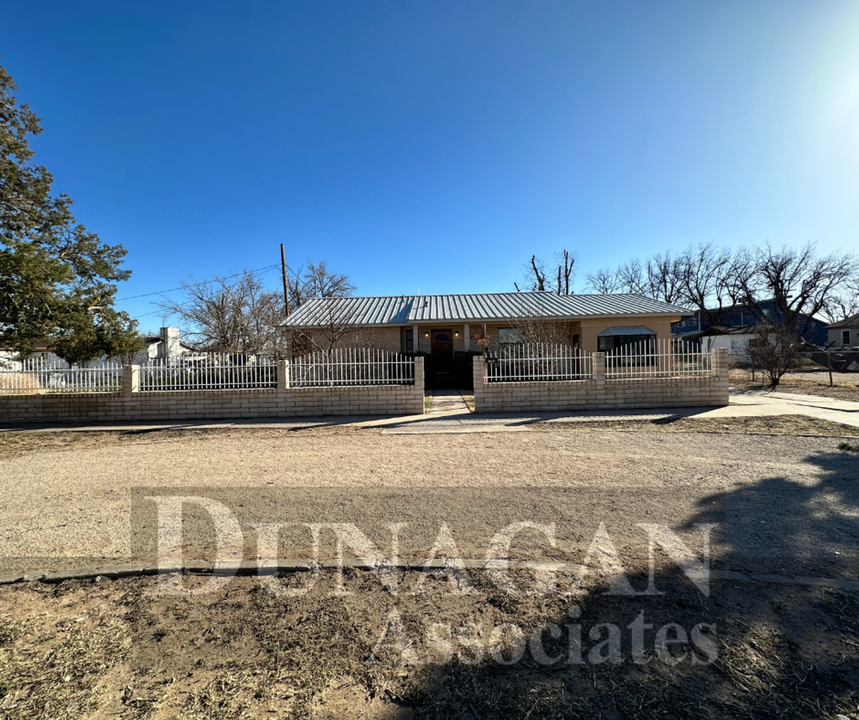 1305 Lucky St in Carlsbad, NM - Foto de edificio