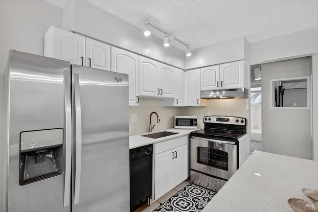 2624 NE 30th Pl, Unit 4 in Fort Lauderdale, FL - Building Photo - Building Photo