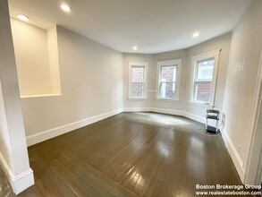 201 E Cottage St in Boston, MA - Foto de edificio - Building Photo