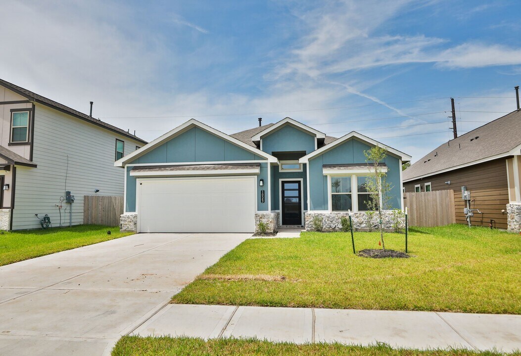 1023 Santee Ct in Arcola, TX - Building Photo