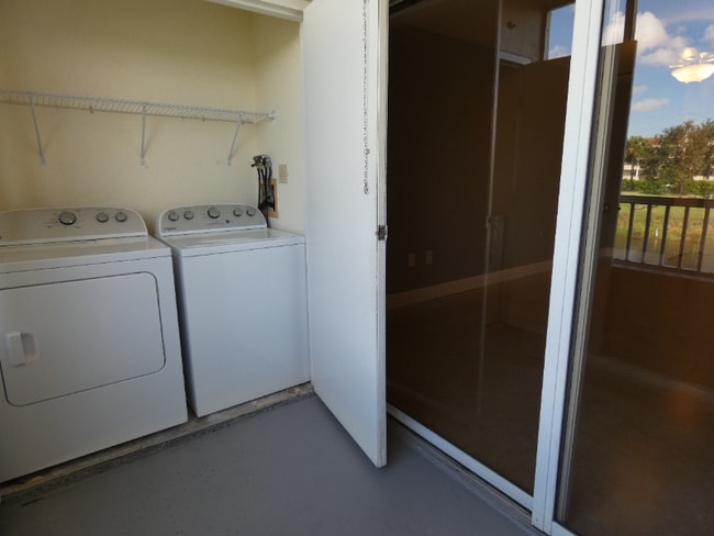 2851 N Oakland Forest Dr in Oakland Park, FL - Building Photo - Building Photo