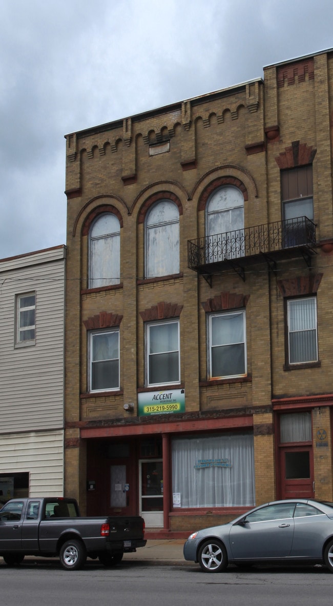 26 W Main St