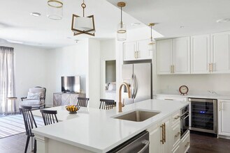 301 St Charles Ave in New Orleans, LA - Building Photo - Building Photo