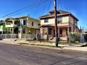 1111-1117 S Burlington Ave in Los Angeles, CA - Foto de edificio - Building Photo