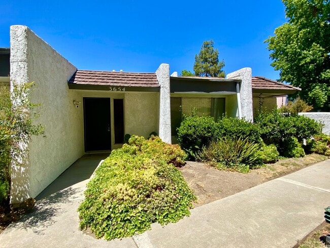 property at 3654 Summershore Ln