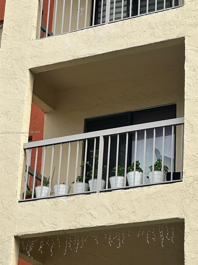 8180 Geneva Ct, Unit 323 in Doral, FL - Building Photo - Building Photo