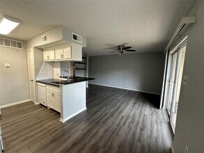 250 El Dorado Blvd in Webster, TX - Building Photo - Building Photo