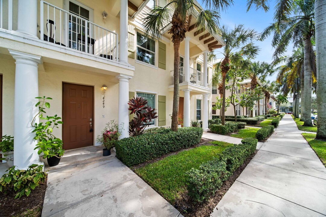 4249 E Main St in Jupiter, FL - Foto de edificio