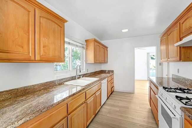1975 S Beverly Glen Blvd, Unit 03 in Los Angeles, CA - Building Photo - Building Photo