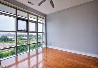 3 Greenwich Dr, Unit 116 in Jersey City, NJ - Building Photo - Building Photo
