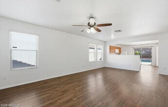 211 E Valley View Dr in Phoenix, AZ - Foto de edificio - Building Photo