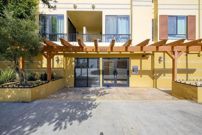 6938 Laurel Canyon Blvd in Los Angeles, CA - Building Photo - Building Photo