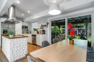 14615 NE 3rd Ct in Miami, FL - Building Photo