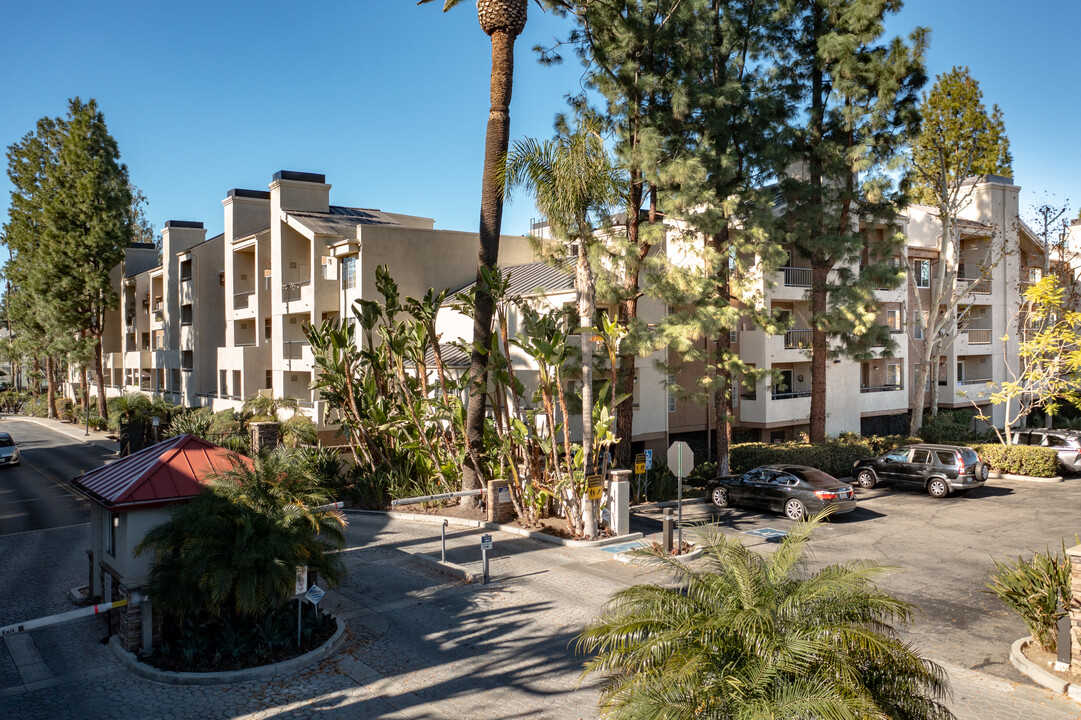 The Met Warner Center in Woodland Hills, CA - Building Photo