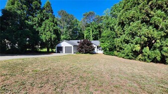7847 Sugarland Dr in Jonesboro, GA - Building Photo