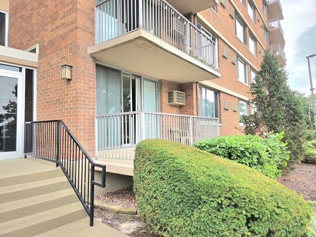 2201 S Highland Ave in Lombard, IL - Building Photo - Building Photo