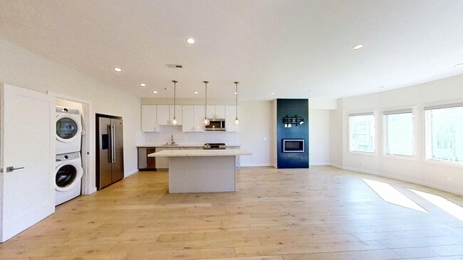 6635 3rd St, Unit 201 in San Francisco, CA - Foto de edificio - Building Photo