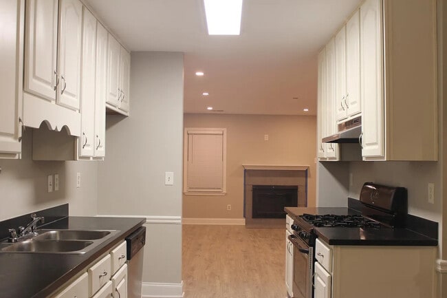 Room in Townhome on Oaks Pkwy SE in Smyrna, GA - Building Photo - Building Photo