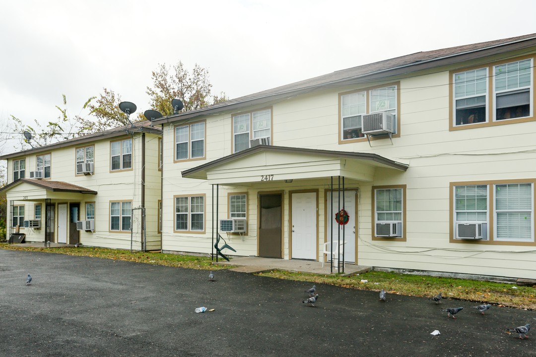 Bastrop Plaza Apartments in Houston, TX - Building Photo