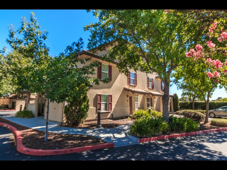 Tuscana Townhomes in Tracy, CA - Foto de edificio