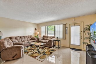 2033 Harwood D in Deerfield Beach, FL - Building Photo - Building Photo