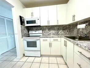 110 Royal Palm Rd in Hialeah Gardens, FL - Foto de edificio - Building Photo