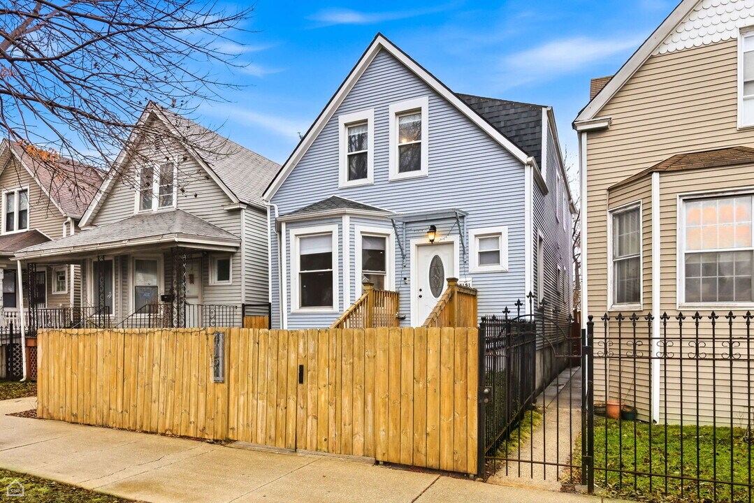 4151 W Fullerton Ave in Chicago, IL - Building Photo