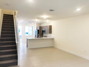 10229 NW 64th Ter, Unit #107 in Doral, FL - Foto de edificio - Building Photo